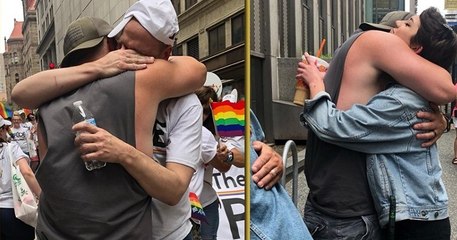 Video herunterladen: Pittsburgh : Il défend la cause LGBT en distribuant des câlins gratuits pendant une Gay Pride !