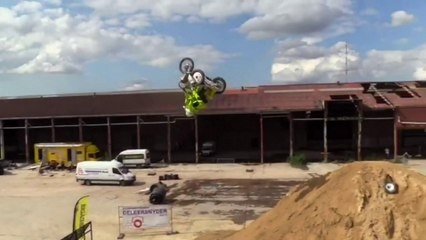 Un ancien champion de side-car réussit à faire un backflip avec un passager