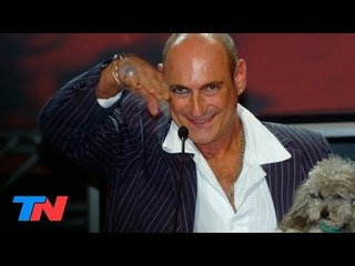 La irreverencia de Fernando Peña: llevó a su caniche toy Mono a los Martín Fierro