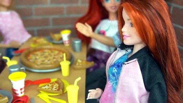 Barbie Restaurante de Pizza Hut - Las Hijas de Elsa y Anna Comen Pizza con sus Amigos