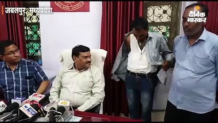 बनियान के अंदर सिलकर ले जा रहे थे 21 लाख रुपए