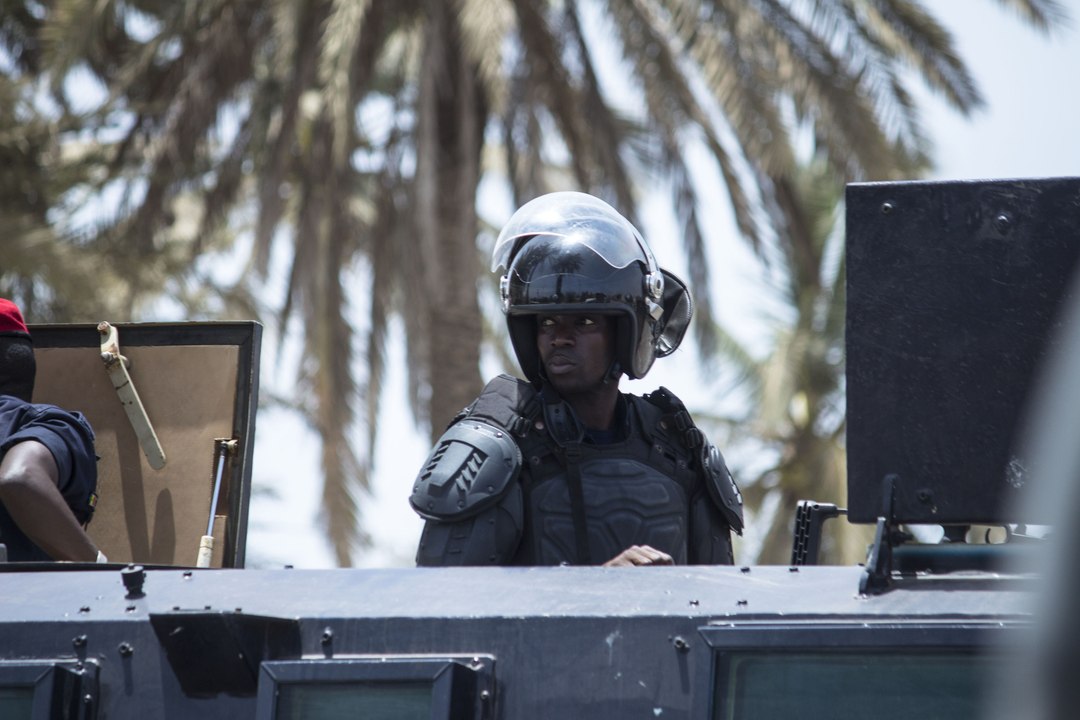 Marche ARR LUNIOU BOOK : La police armée jusqu'aux dents