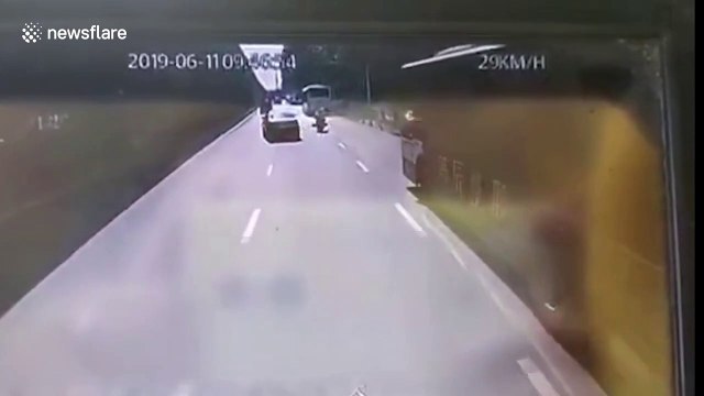 Manhole explodes underneath bus causing windows to shatter in China's Wuhan