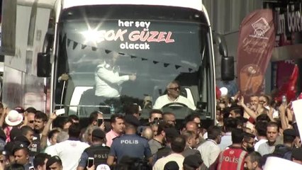 Ekrem İmamoğlu, Bayrampaşa'da vatandaşlarla buluştu
