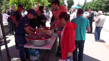 Uşak’da askerler vatandaşa lokma dağıttı