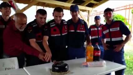 Kavga ihbarına giden jandarmaya pasta sürprizi