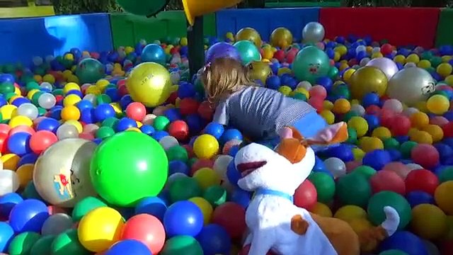 Max at the amusement Park VLOG Настя и Макс ищут Хлою в парке аттракционов и на детской площадке - ВЛОГ