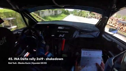 Скачать видео: A pleine vitesse ce pilote de rallye croise... une voiture !