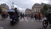 Cet homme en scooter fait n'importe quoi à un passage piéton et ça fini mal