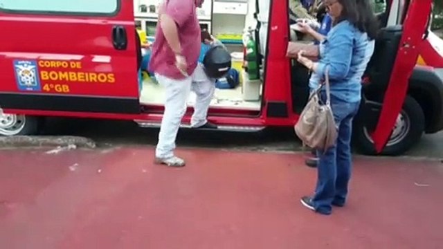 Carro e moto batem em cruzamento no Bairro Universitário