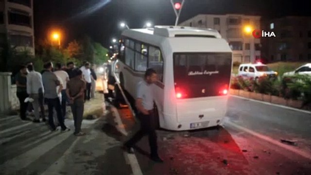 Minibüsle, hafif ticari araç çarpıştı: 3 yaralı