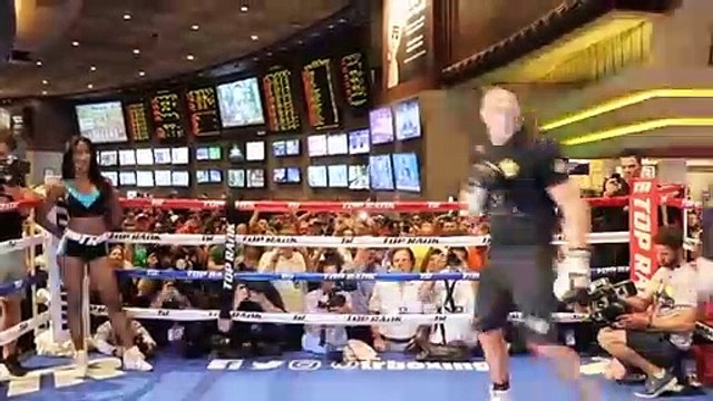 WOW - THE GYPSY KING TYSON FURY ARRIVES IN VEGAS & DESTROYS THE PADS IN FRONT OF US. FANS