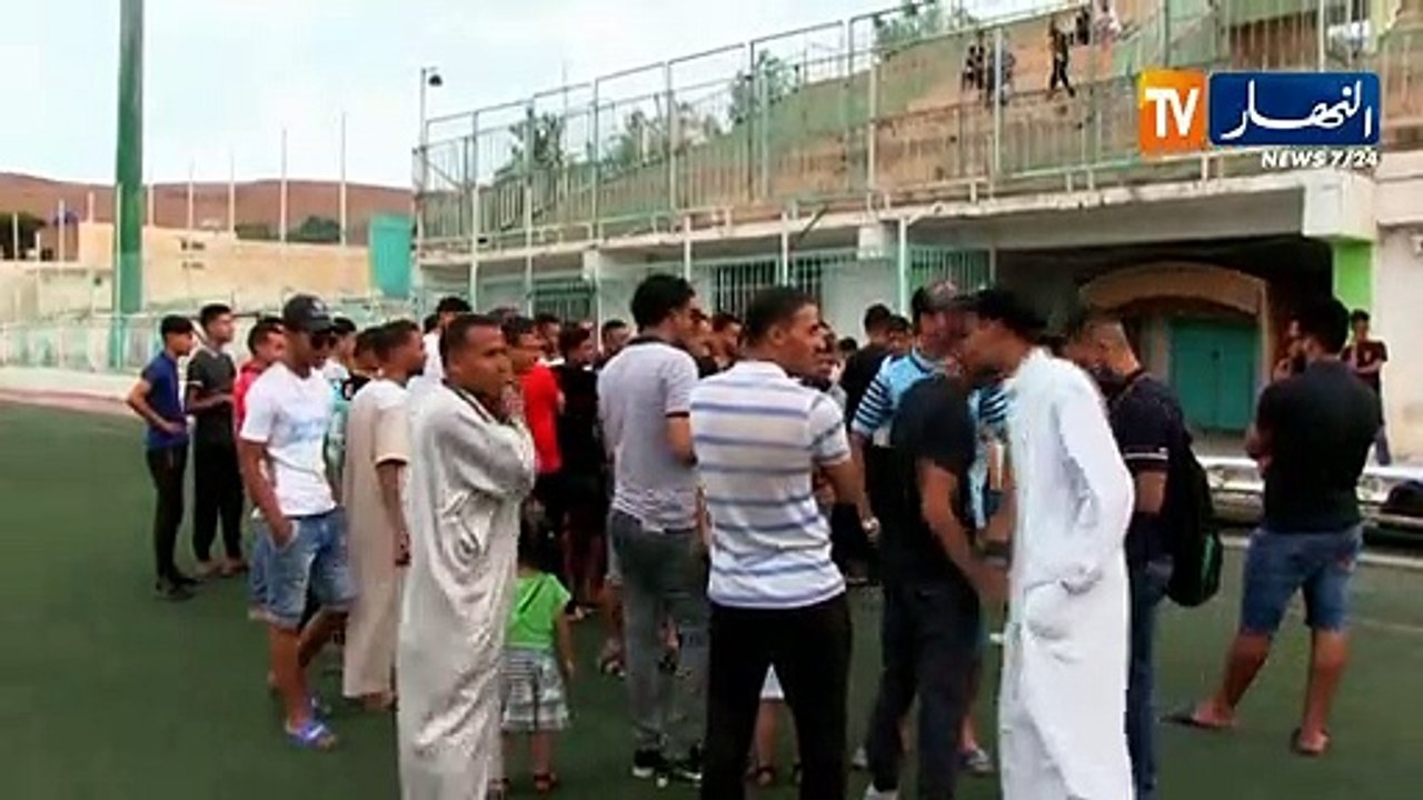 أنصار أمل بوسعادة يقومون بوقفة إحتجاجية ويطالبون الإدارة بلعب الصعود أو الرحيل