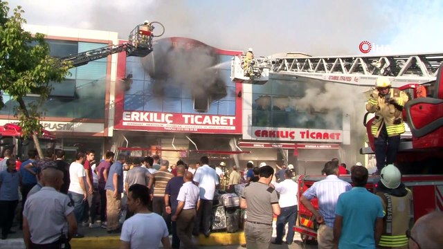 Bağcılar İSTOÇ'da bir işyerinde yangın çıktı... Olay yerine çok sayıda itfaiye ekibi sevk edildi.