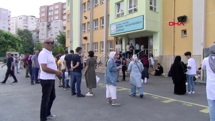 İSTANBUL YKS'YE GEÇ KALANLAR GÖZYAŞLARINI TUTAMADI