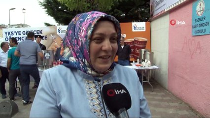 Esenler'de sınav öncesi öğrencilere ve ailelerine çay, çorba ve su dağıtıldı