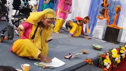 बिना हाथ पैर  की इस बेटी के कारनामे देख कर दंग रह जायंगे आप।