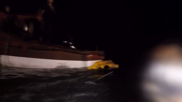 신안 앞바다 어선 전복...'에어포켓'서 90분 버틴 선원 구조 / YTN