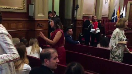 Ambiente en el salón de plenos del Ayuntamiento de Santa Cruz