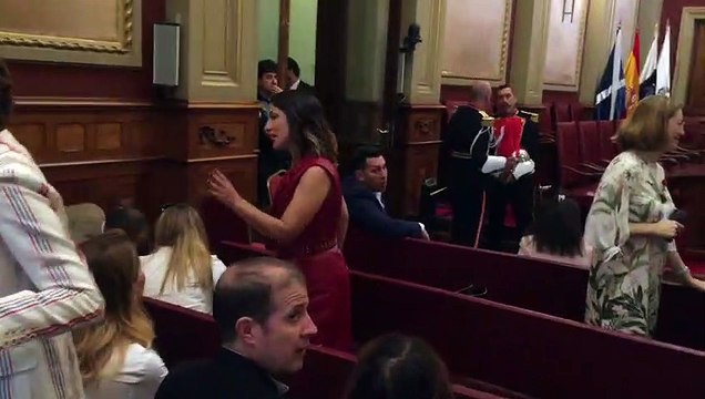 Ambiente en el salón de plenos del Ayuntamiento de Santa Cruz