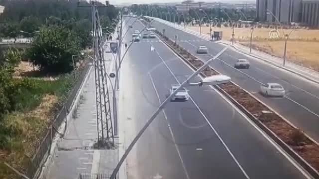 Trafikte makas atan sürücüye sedyede ceza