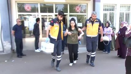 Sınav salonunda bayılan aday, hastaneye kaldırıldı