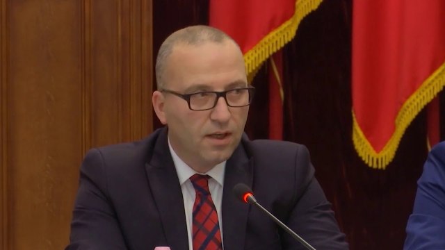 PRESIDENCA KQZ ËSHTË E DETYRUAR TË ZBATOJË DEKRETIN