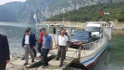 Kaymakam, karne dağıtmak için tekne ile baraj gölünü aştı