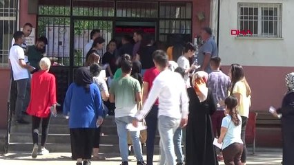 GAZİANTEP Sınava girmek için kolundaki alçıyı çıkardı
