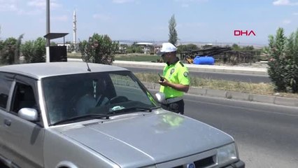 DİYARBAKIR Polis memuru, sınava katılacak adaylar için aracını verdi