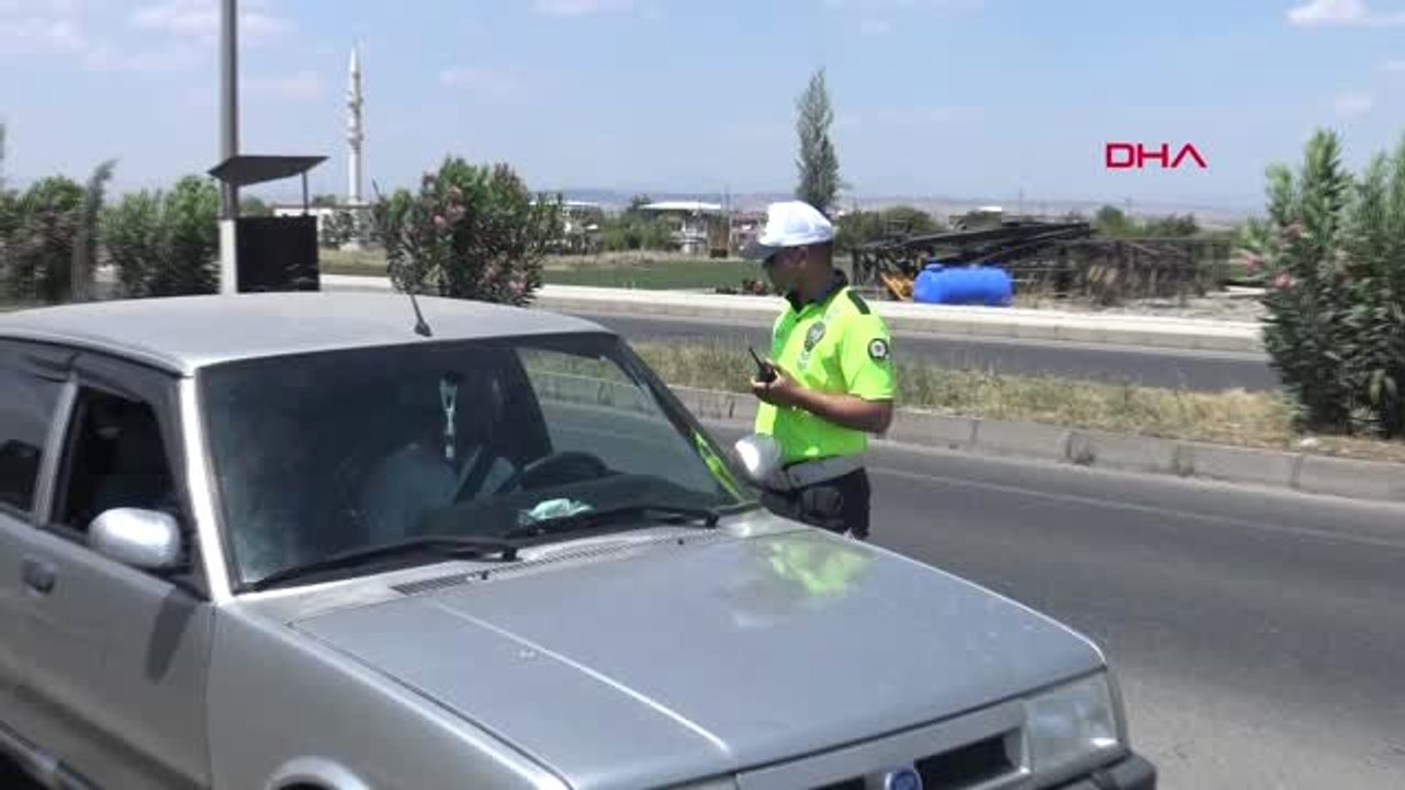 DİYARBAKIR Polis memuru, sınava katılacak adaylar için aracını verdi