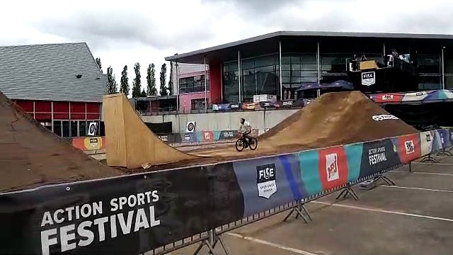 Besançon : entraînements des riders au festival outdoor lors des Grandes Heures nature de Micropolis.