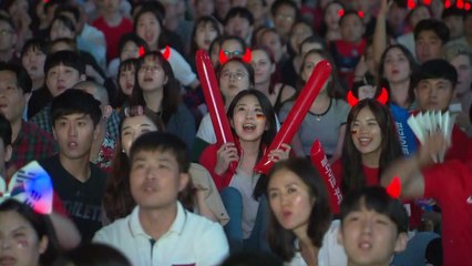 이시각 서울 월드컵경기장...뜨거운 응원 열기 / YTN