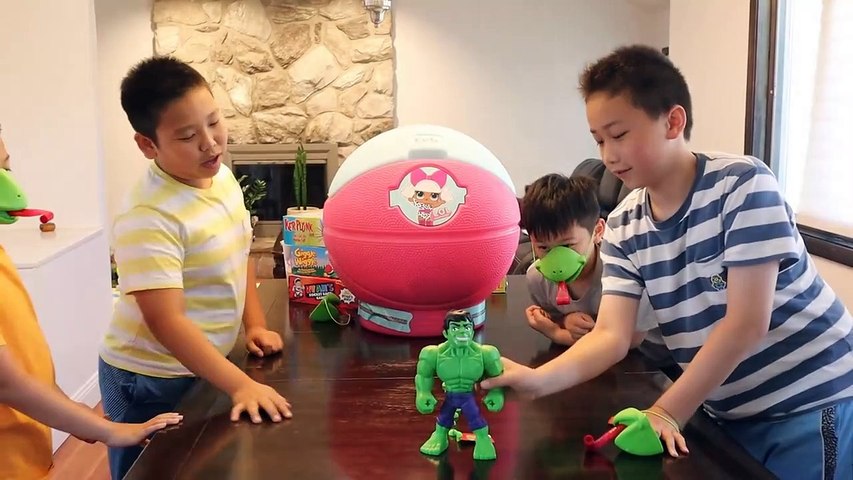 Kids Play Tic Tac Tongue - LIZARD vs BUGS With Surprise Toys From GIANT Surprise Egg