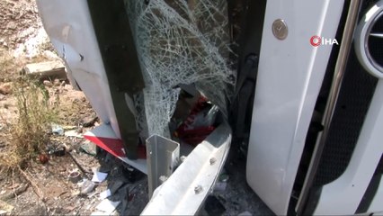 Bariyer, devrilen tıra ok gibi saplandı