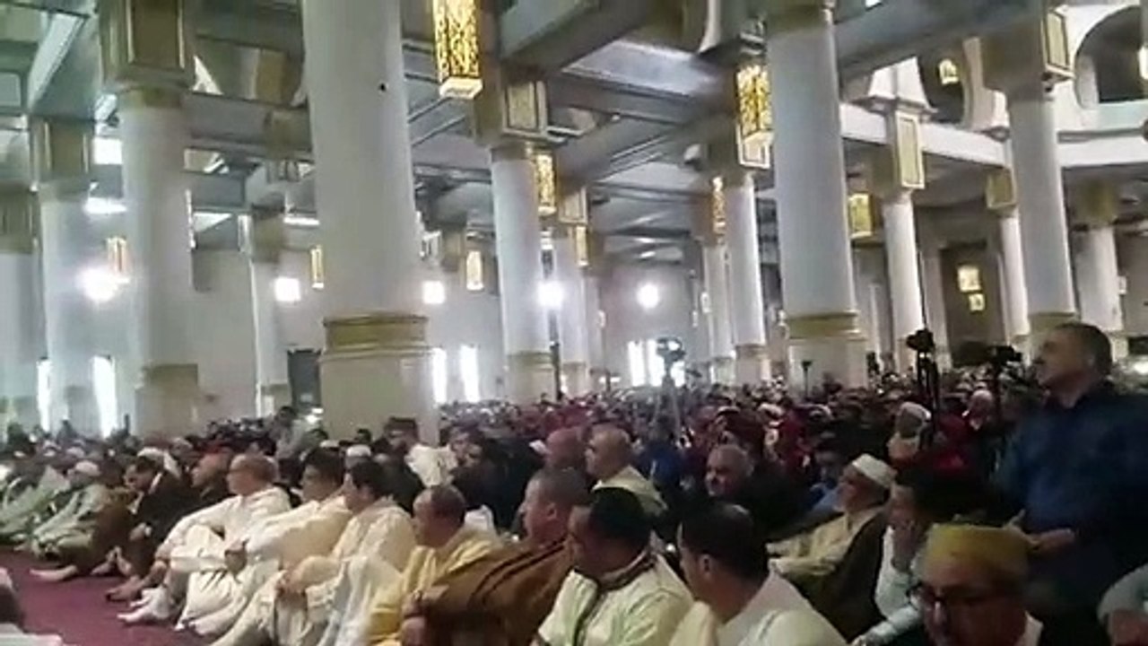 لحظة خروج الدكتور عمر من خطبة الجمعة أمام  30 ألف مصلي في الجزائر