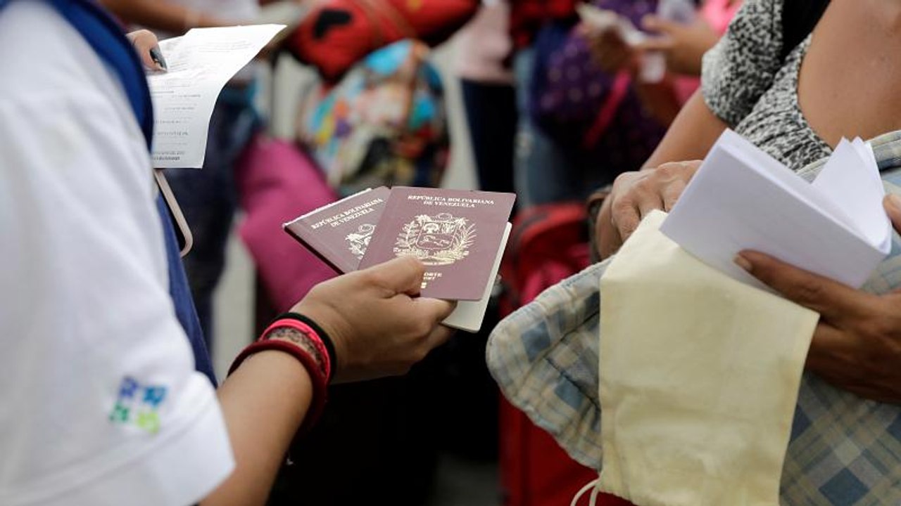 Venezolanische Flüchtlinge hängen an Grenze fest