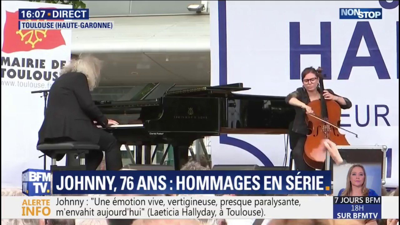 Yvan Cassar, le compositeur de Johnny, interprète "Que je t'aime" au piano