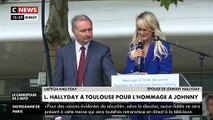 Regardez les images de Laetitia Hallyday qui s'effondre en larmes pendant son discours devant le Zenith de Toulouse