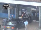 Polícia inglesa trava assalto a um banco como nos filmes!