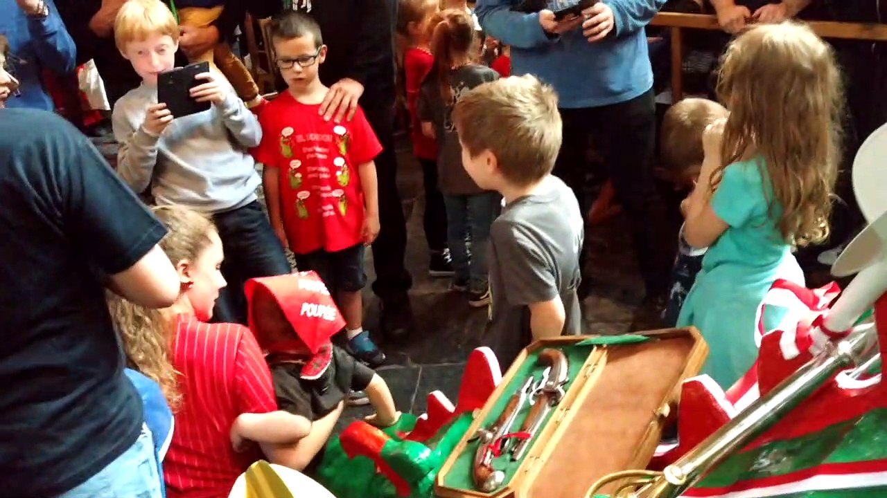 Le dragon et les enfants zqà la collégiale Sainte-Waudru. Vidéo Éric Ghislain
