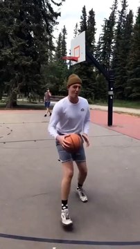 Il rate TOUS les paniers de basket qu'il tente !