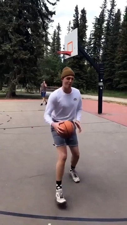 Il rate TOUS les paniers de basket qu'il tente !