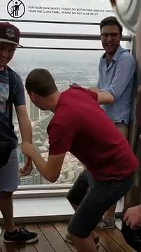 Vertige : il est paralysé en haut du Burj Khalifa - Gratte ciel à Dubai !