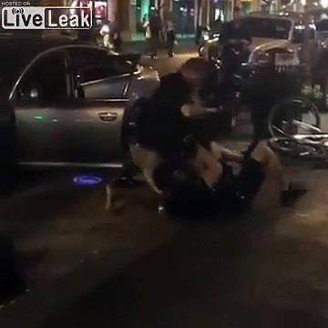 2 policiers ne peuvent rien faire face à ce suspect qui réussit à s'échapper en voiture !