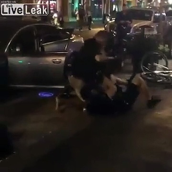 2 policiers ne peuvent rien faire face à ce suspect qui réussit à s'échapper en voiture !