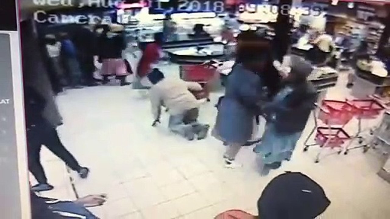 Des braqueurs embarquent carrément le distributeur de billets ENTIER dans un supermarché !