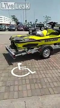 Ce conducteur occupe 3 places handicapés pour son jet ski ! Bravo monsieur...