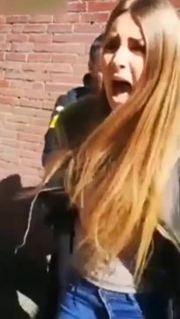 Ce policier a beaucoup de mal à gérer cette ado qui ne veut pas se faire passer les menottes