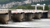 Saint-Egrève : manifestation au pont-barrage contre le projet de privatisation des barrages